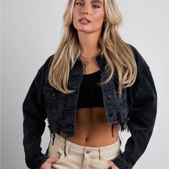 BLACK CROPPED FRAYED JEAN JACKET. - Picture 2 of 10